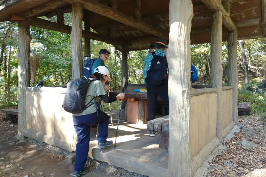 湯村山の山頂に東屋