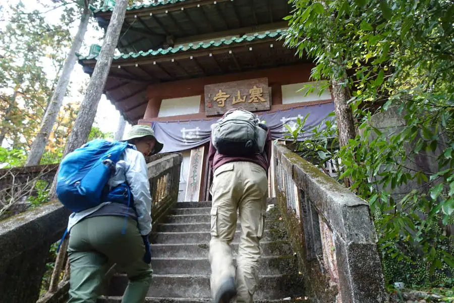 寒山寺の急な階段